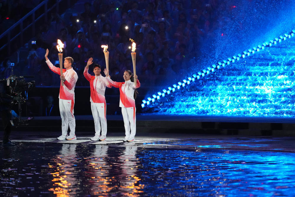11月9日,火炬手张家朗(左一)、苏炳添(左二)和李祎在开幕式上。新华社记者 李一博 摄
