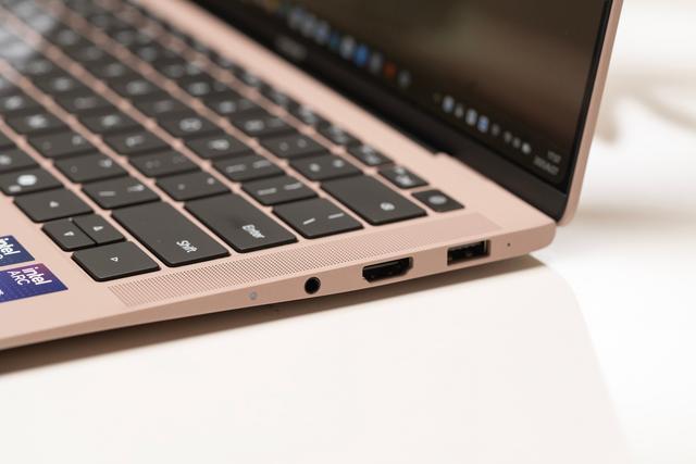 荣耀MagicBook Art 14图赏:“1000g+1cm”的绝美轻薄本