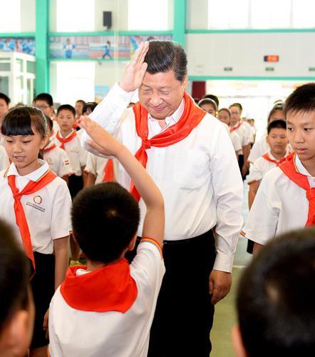 △2014年5月30日，习近平总书记来到北京海淀区民族小学，参加庆祝“六一”国际儿童节活动。这是总书记参加少先队入队仪式。