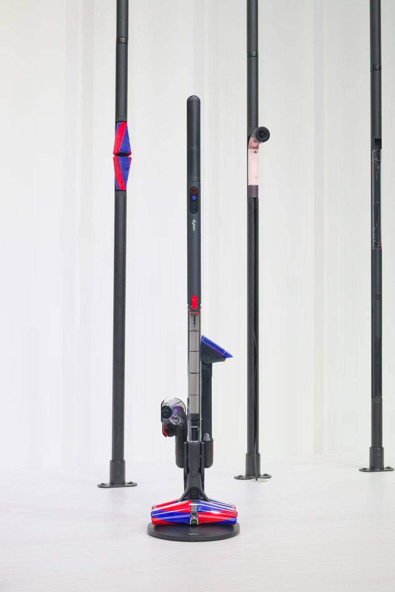 戴森发布 PencilVac:吸尘器,终于变成了扫帚模样