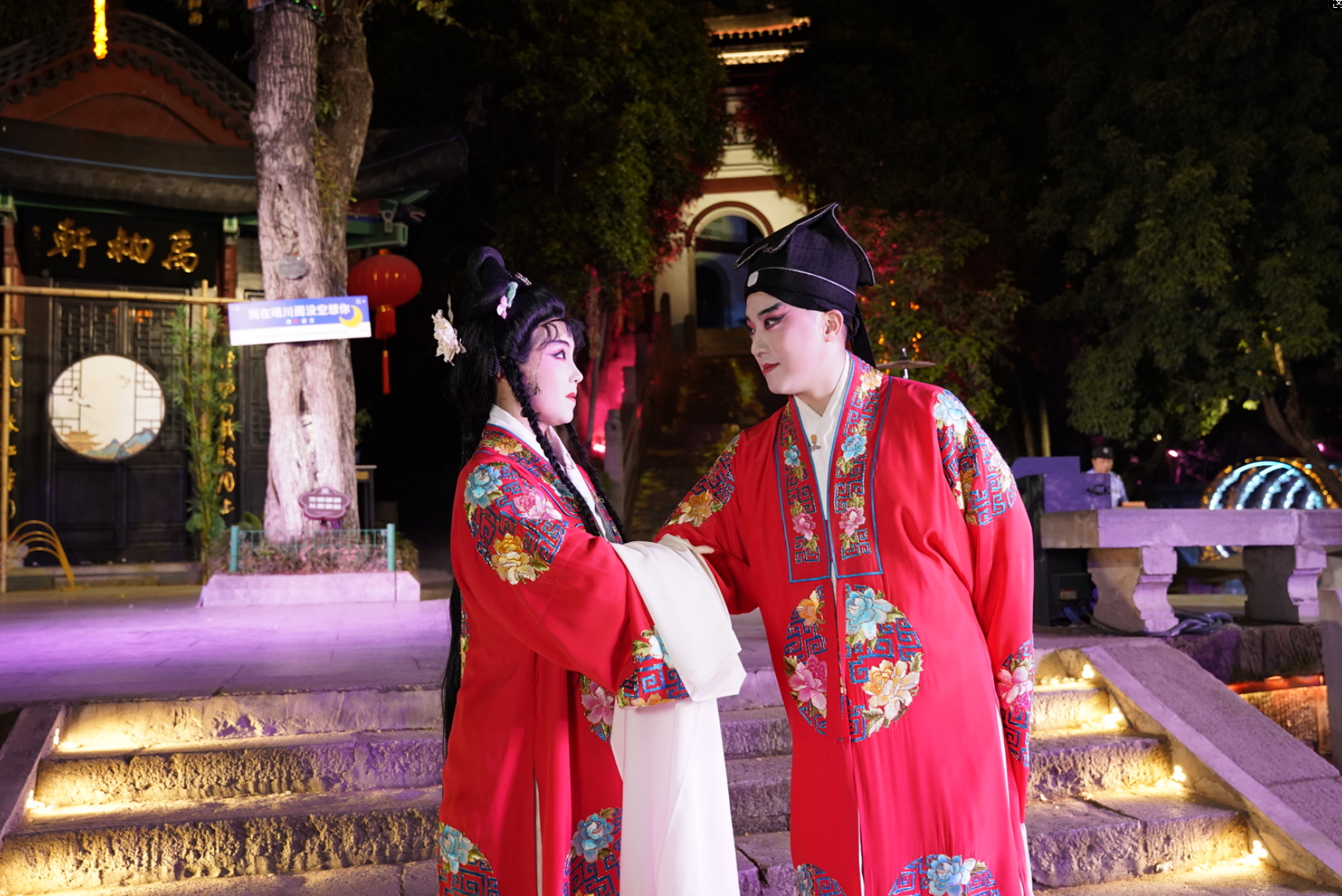 (《又从西厢过》在武汉晴川阁演出。段浩摄。)