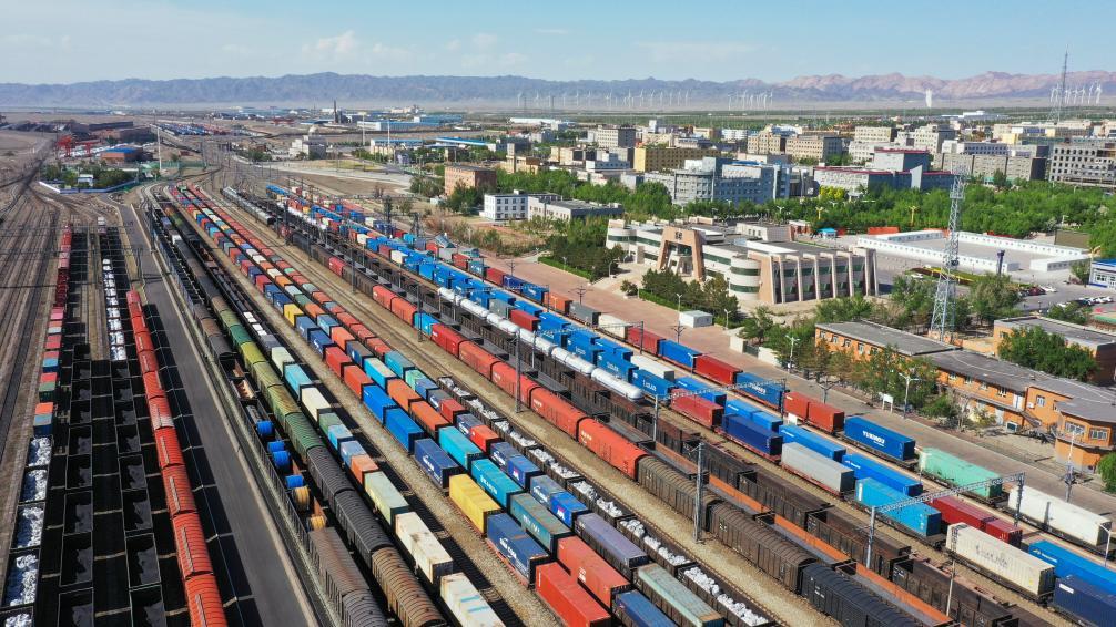 在新疆阿拉山口站宽准轨编组场,出入境中欧班列集结等待出发(2024年5月25日摄,无人机照片)。新华社发(于晖 摄)