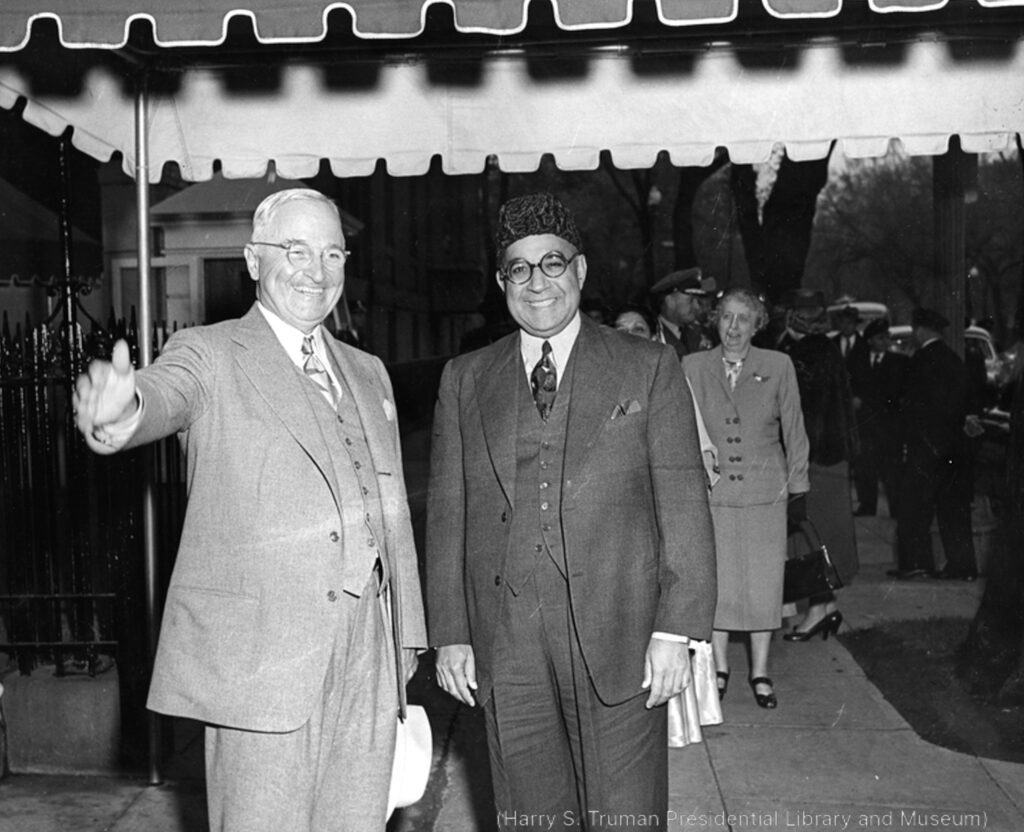 1950年5月3日杜鲁门(左)与到访的巴基斯坦总理利雅卡特·阿里·汗(Liaquat Ali Khan,中)会晤。