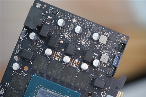 全白色刃式装甲!影驰RTX 5070 Ti圣刃图赏