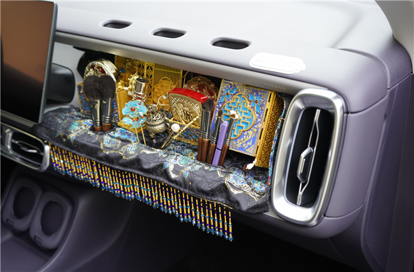 15万级首搭激光雷达城区智驾!零跑B10内饰首秀:能提前锁定爆款吗