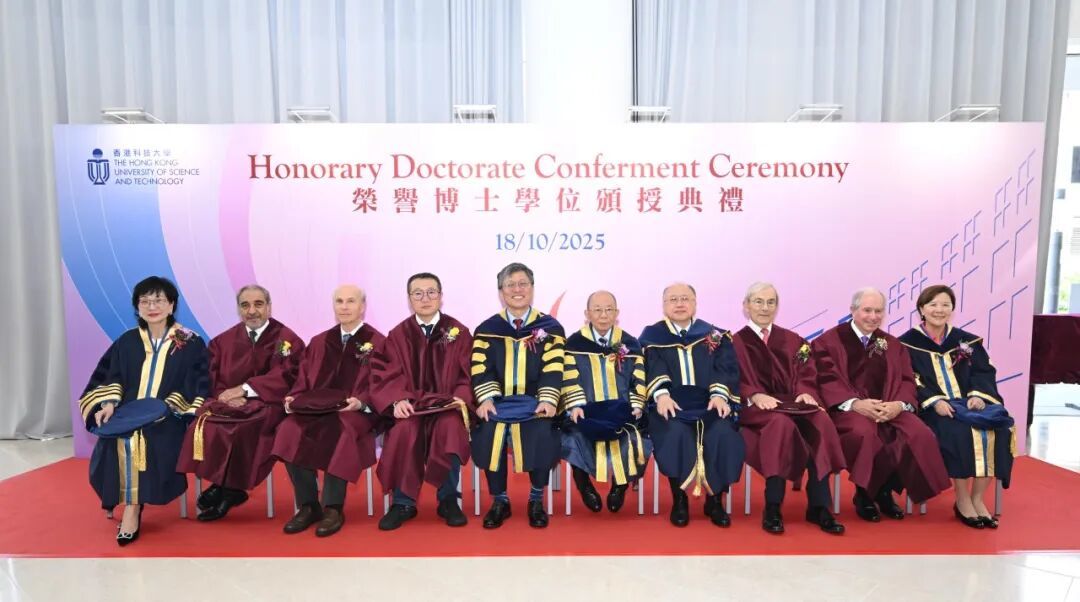 港科大副监督陈祖泽博士（右五）、港科大校董会主席沈向洋教授（左五）、港科大顾问委员会主席廖长城博士（右四）、港科大校董会副主席施熙德女士（左一）、港科大校长叶玉如教授（右一）与五位荣誉博士（由左至右，红色学袍者）：普拉德普.科斯拉教授、罗杰.科恩伯格教授、刘慈欣先生、克里斯托弗.皮萨里德斯爵士教授及苏世民先生合照