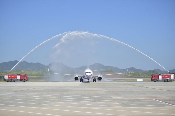 2025年9月28日，由中国国际航空执飞的北京大兴至瑞金航班飞抵瑞金机场后通过“水门”。新华社发（杨鑫 摄）