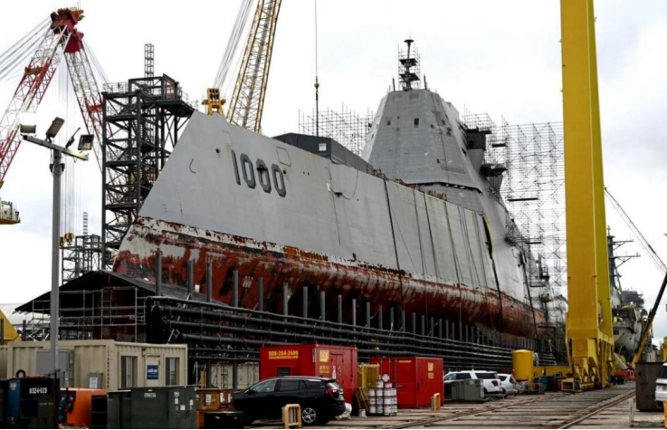 改造中的“朱姆沃尔特”级驱逐舰