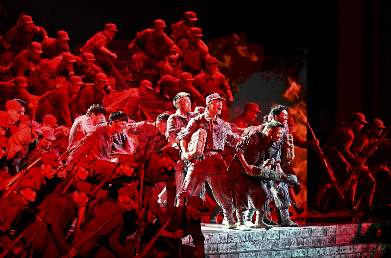 △9月3日晚，纪念中国人民抗日战争暨世界反法西斯战争胜利80周年文艺晚会《正义必胜》在北京人民大会堂隆重举行。