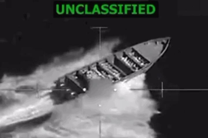 △美軍發(fā)布的11月15日在東太平洋打擊“運(yùn)毒船”畫面