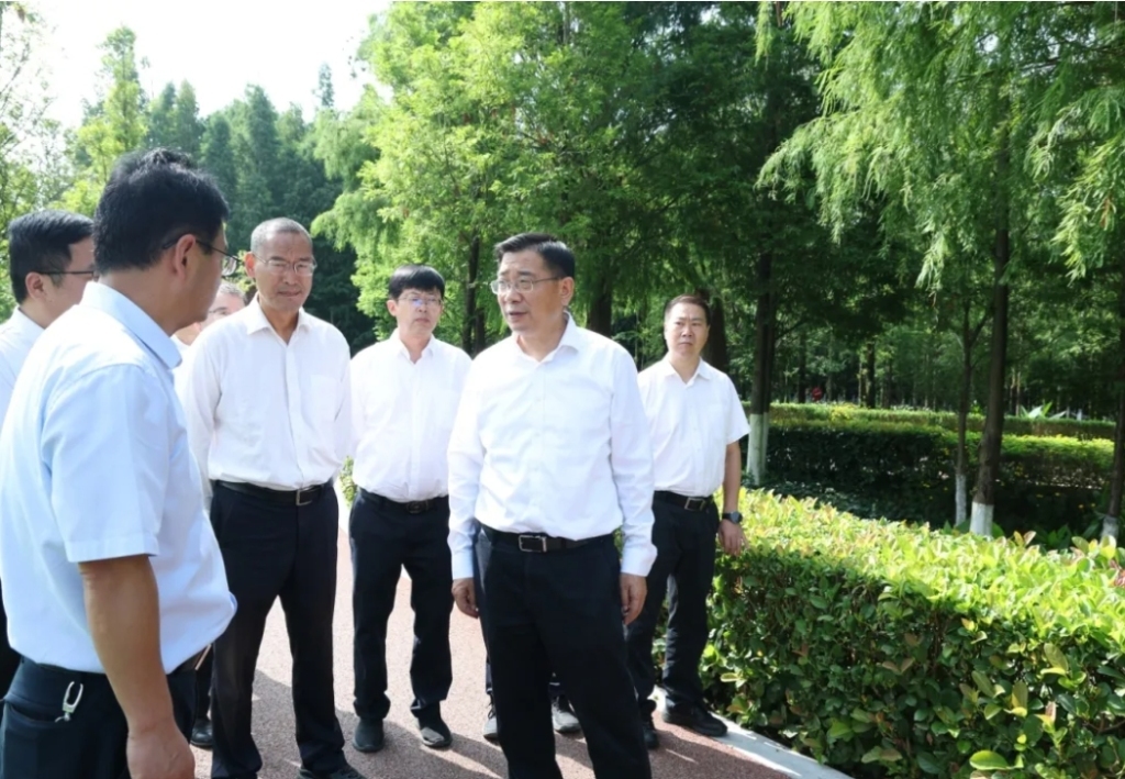 7月14日,市委副书记、市长候选人杨承新率队调研滇池保护治理工作。微信公众号“昆明发布” 图