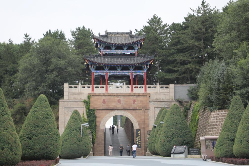 7月31日,游客走进荔园堡村古城堡参观南梁革命烈士纪念碑。新华社记者张智敏 摄