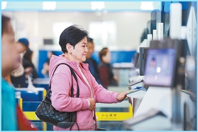 旅客在内蒙古二连浩特公路口岸联检大厅办理入境手续。　