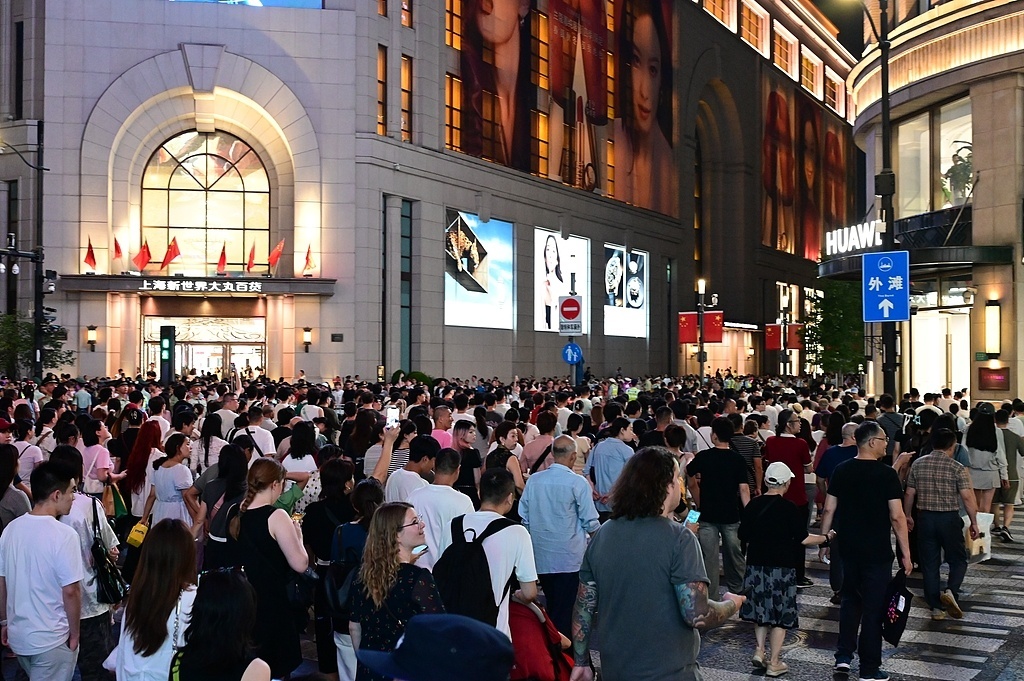 2025年10月2日，上海南京路上人潮汹涌（图自视觉中国）