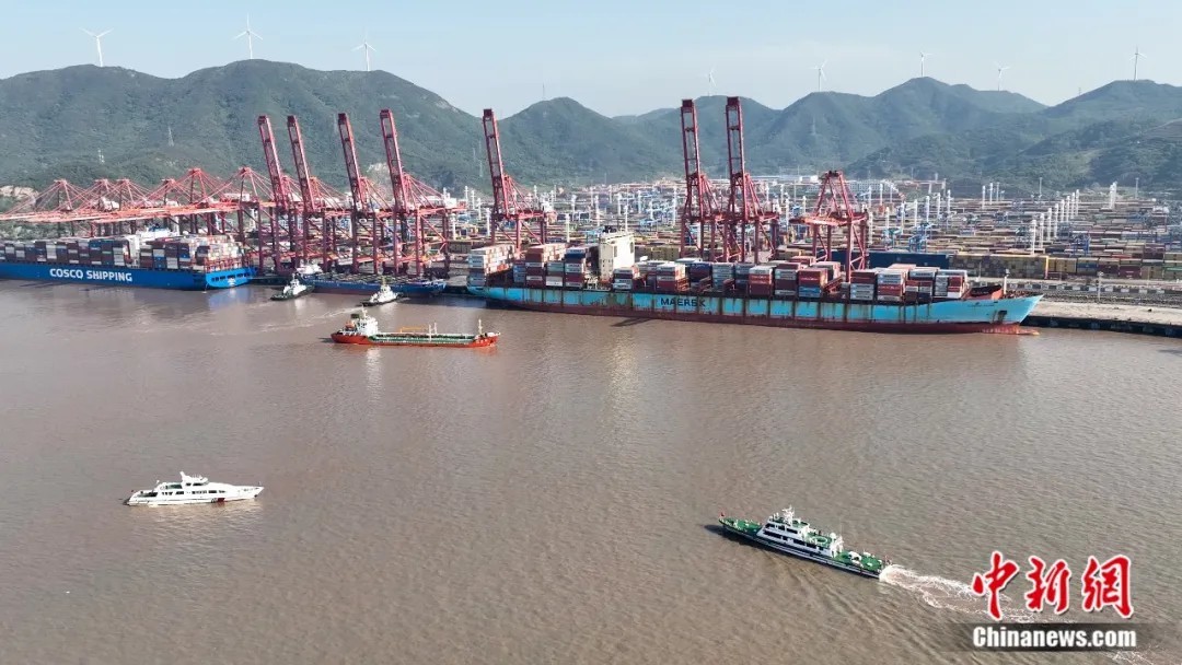 2025年5月1日,浙江宁波舟山港码头。(无人机照片) 中新社发 胡嘉捷 摄