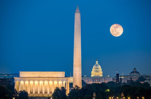 图片并非笔者拍摄——虽然已是十月、新闻热度早就过去了,华盛顿特区其实仍部署着大约半个旅(2000人)的陆军国民警卫队,地标建筑、中央车站和Farragut地铁站等地都可见荷枪实弹的军队巡逻。