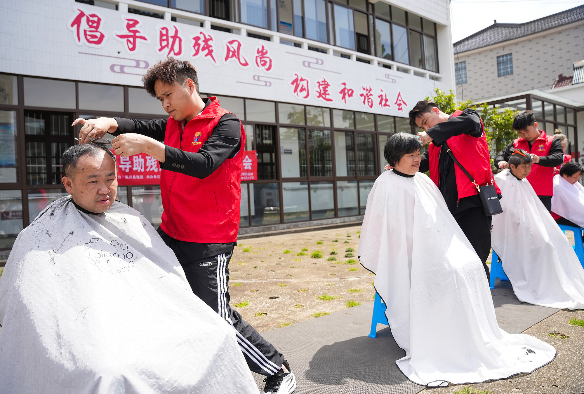 浙江湖州：志愿者上门为残疾人义务理发