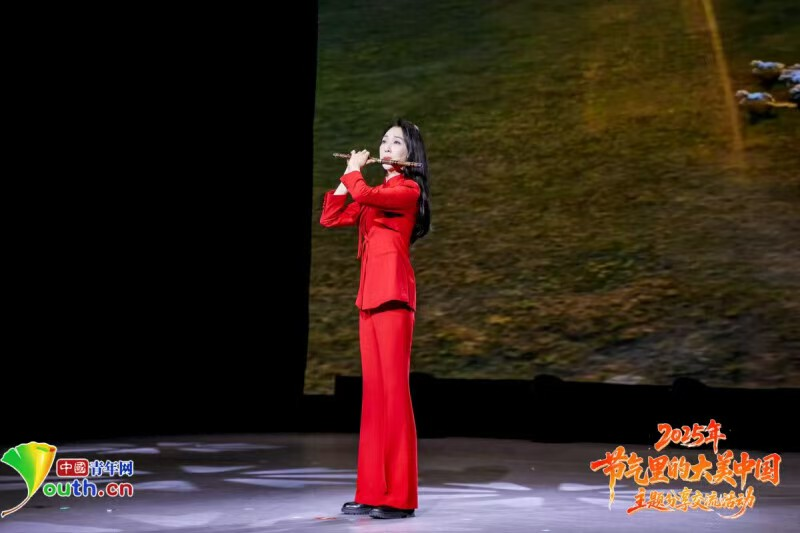 孙楚泊带来竹笛演奏《骏马奔驰保边疆》。中国青年网记者 牟昊琨 摄