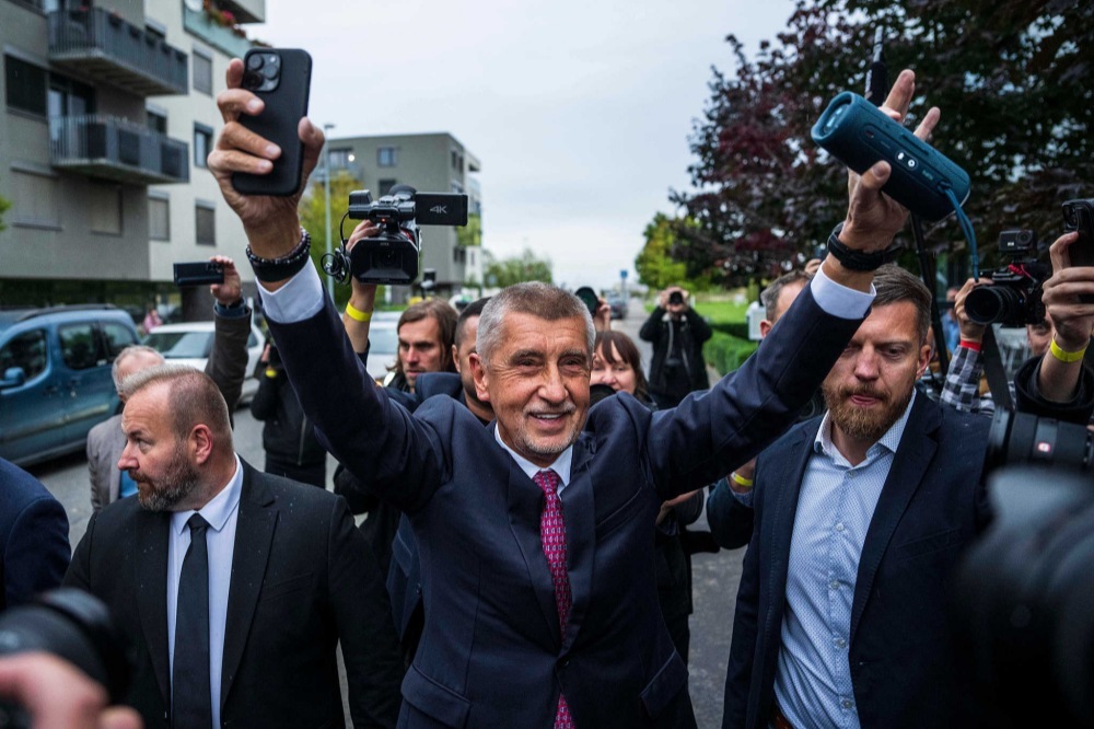 10月,巴比什(中)庆祝胜选 视觉中国