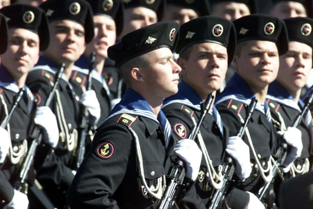 2002年5月9日,士兵在俄罗斯莫斯科举行的纪念卫国战争胜利57周年阅兵式上接受检阅。新华社记者王长山摄