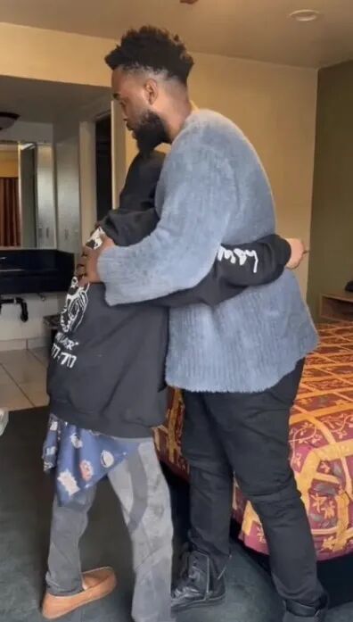 泰勒和李热情相拥