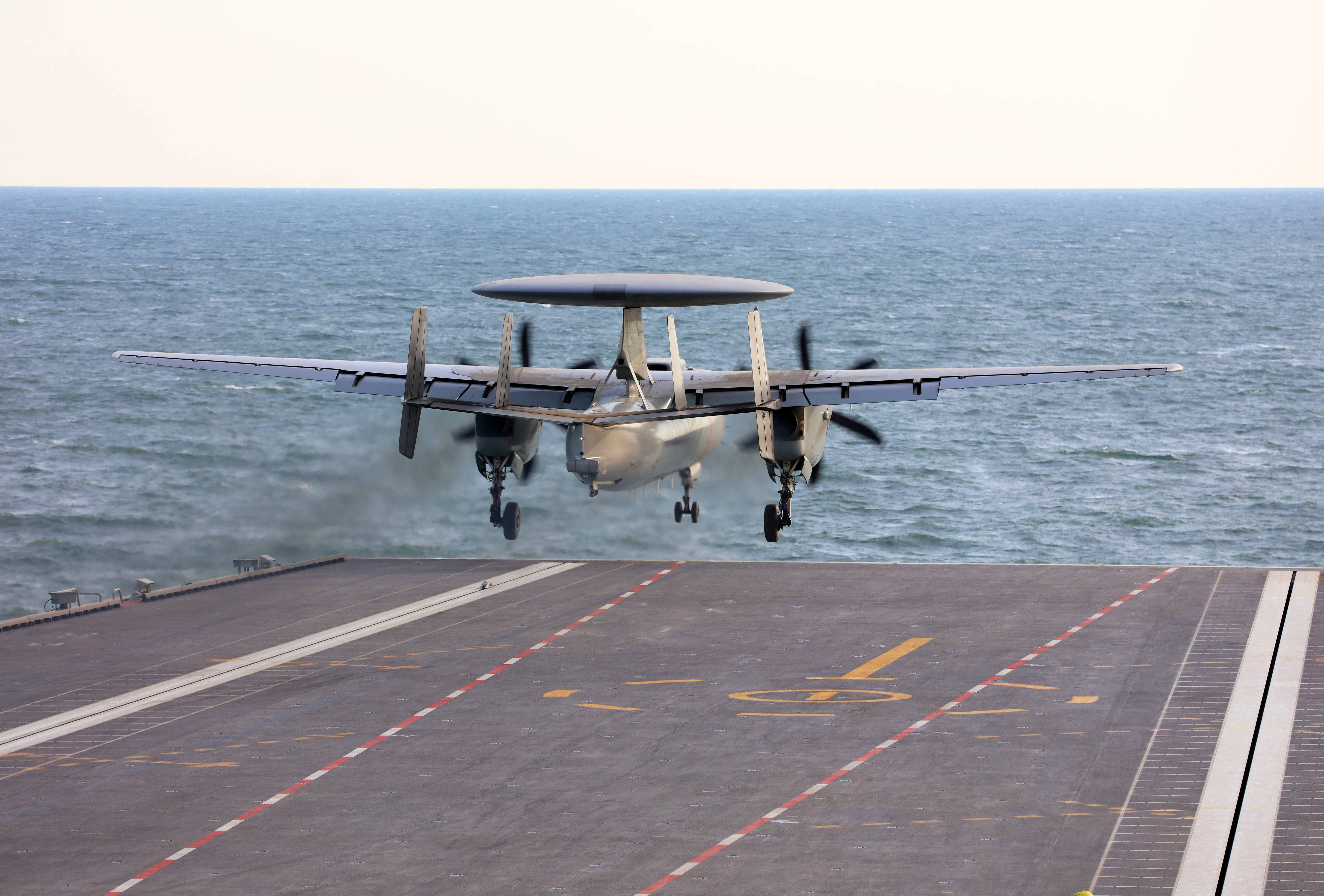 空警-600舰载预警机在海军福建舰电磁弹射起飞。这是战机离舰瞬间。李唐 摄