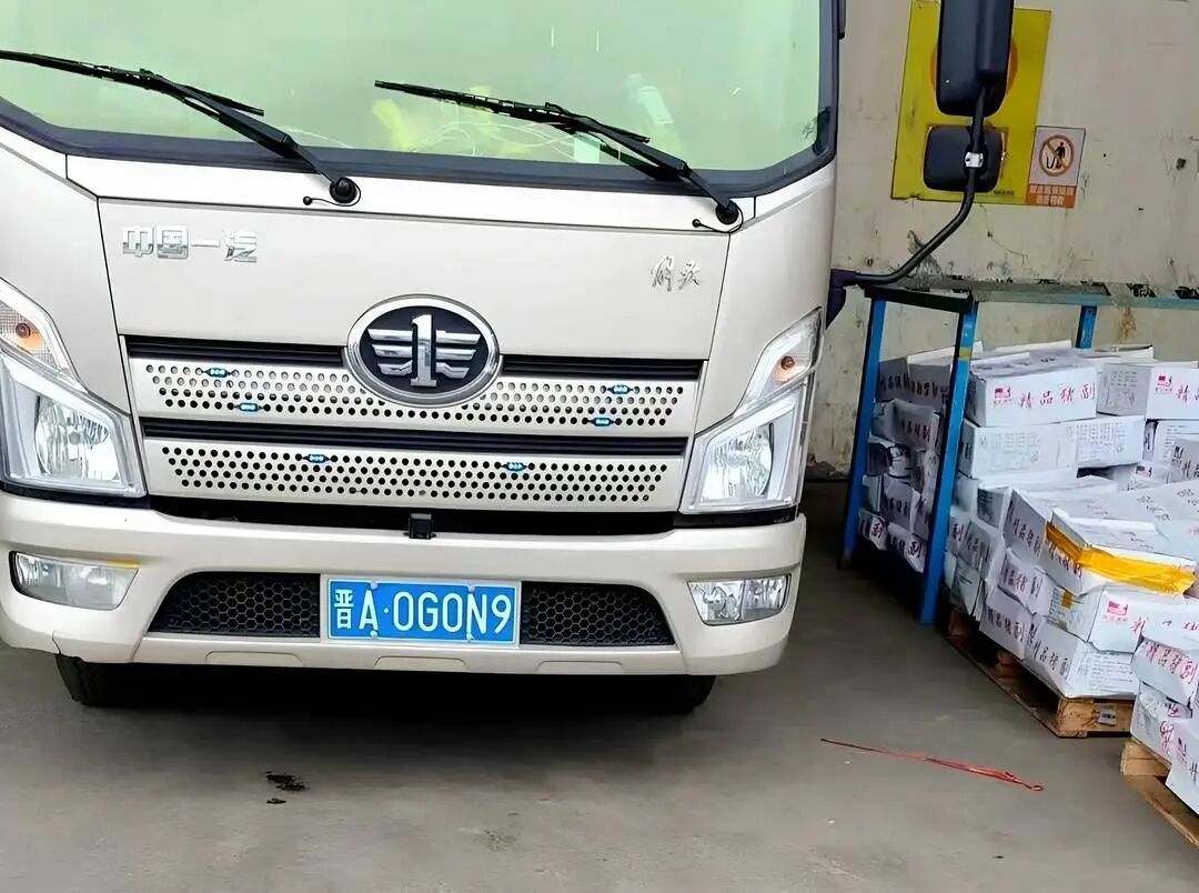 10月29日下午,涉案车辆停在涉事企业车间门口等待装货。(受访者供图)