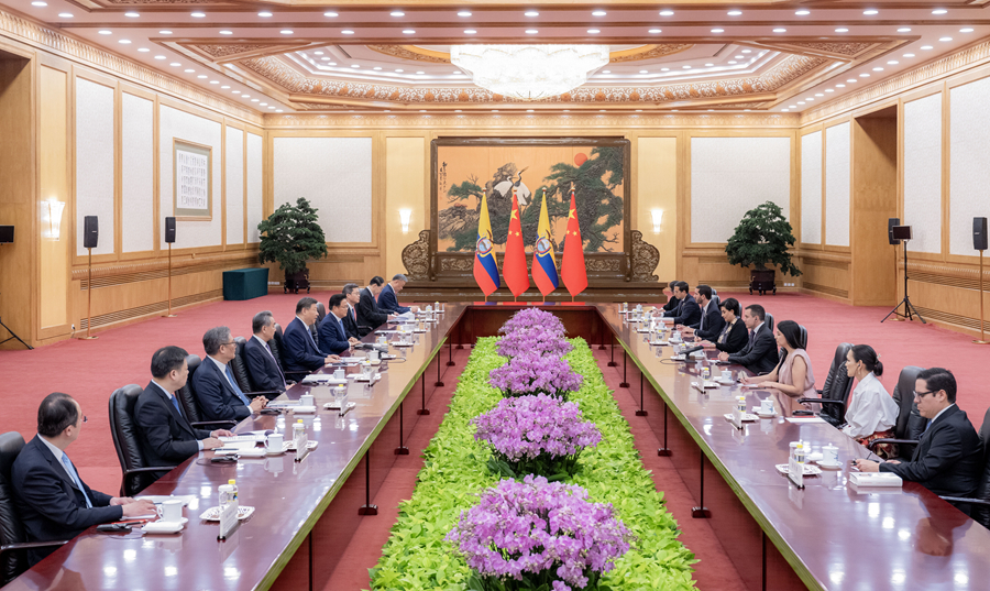 6月27日上午，国家主席习近平在北京人民大会堂会见来华出席夏季达沃斯论坛的厄瓜多尔总统诺沃亚。