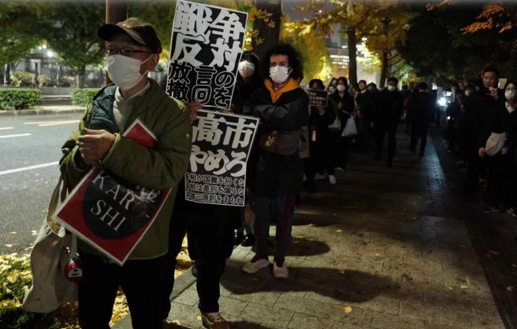 11月21日,在日本东京的首相官邸外,民众参加抗议活动(图源:新华社)