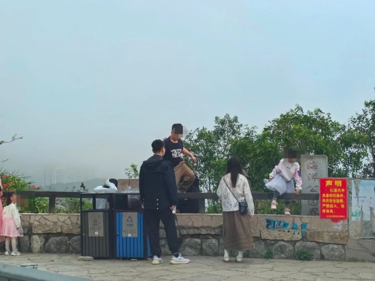 虽然一旁就是警示牌，但仍有游客违规翻越。网络图