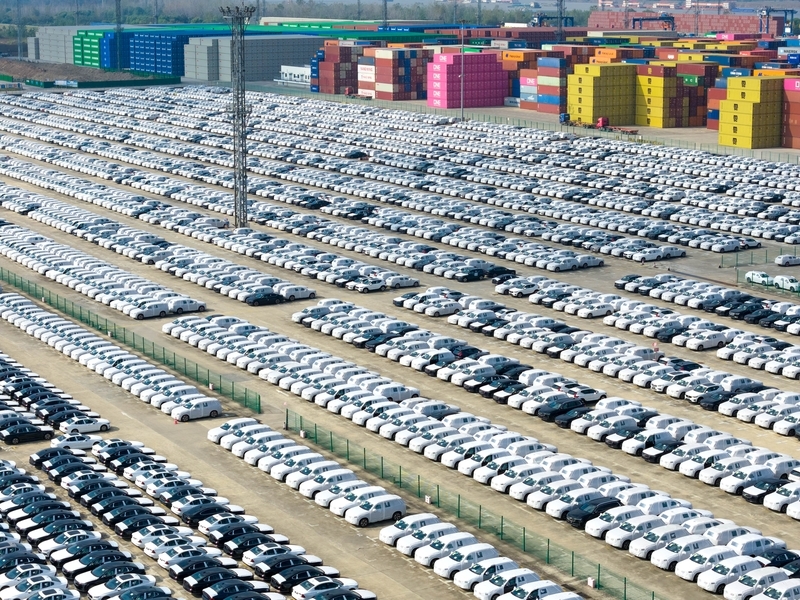 11月12日,江苏港口集团南京港龙潭港区集装箱码头上,等候装船远销的新能源汽车。 IC Photo