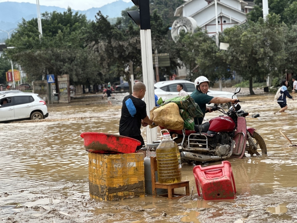水中骑摩托转移生活物资