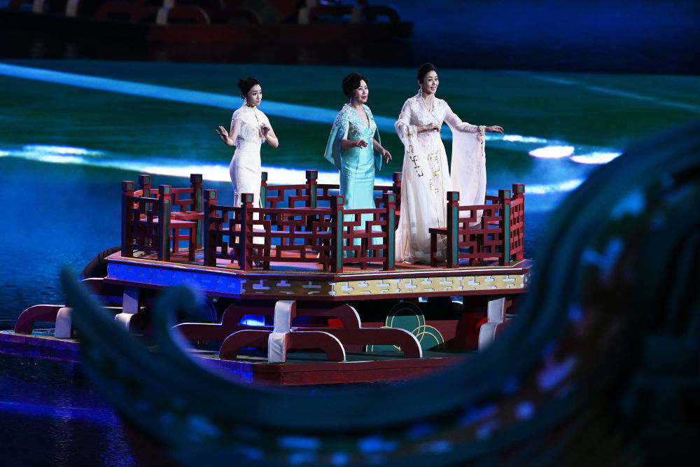 11月9日,麦晓柔(左)、汪明荃(中)、曾小敏(右)在开幕式现场演唱粤剧版《彩云追月》。 新华社记者 杨冠宇 摄