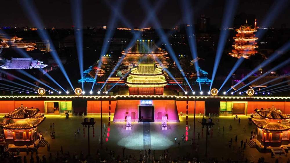 这是河南省开封市开封府景区夜景。新华社发（王旭 摄）