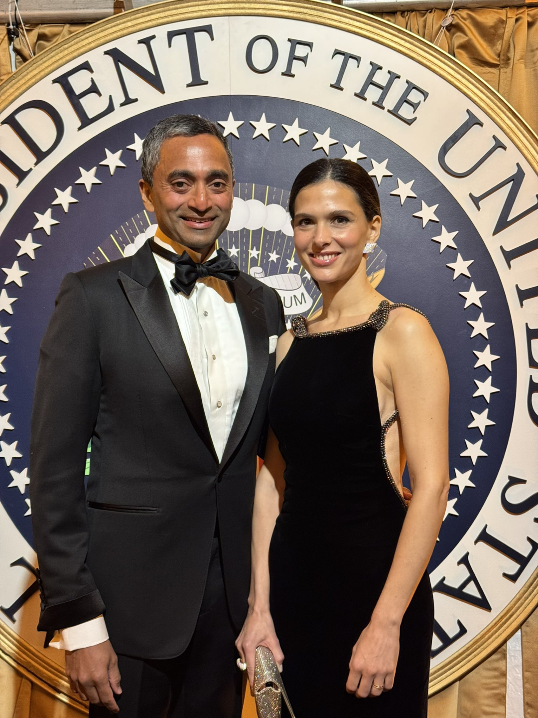 ·查马斯与妻子。(其个人社交媒体账号)