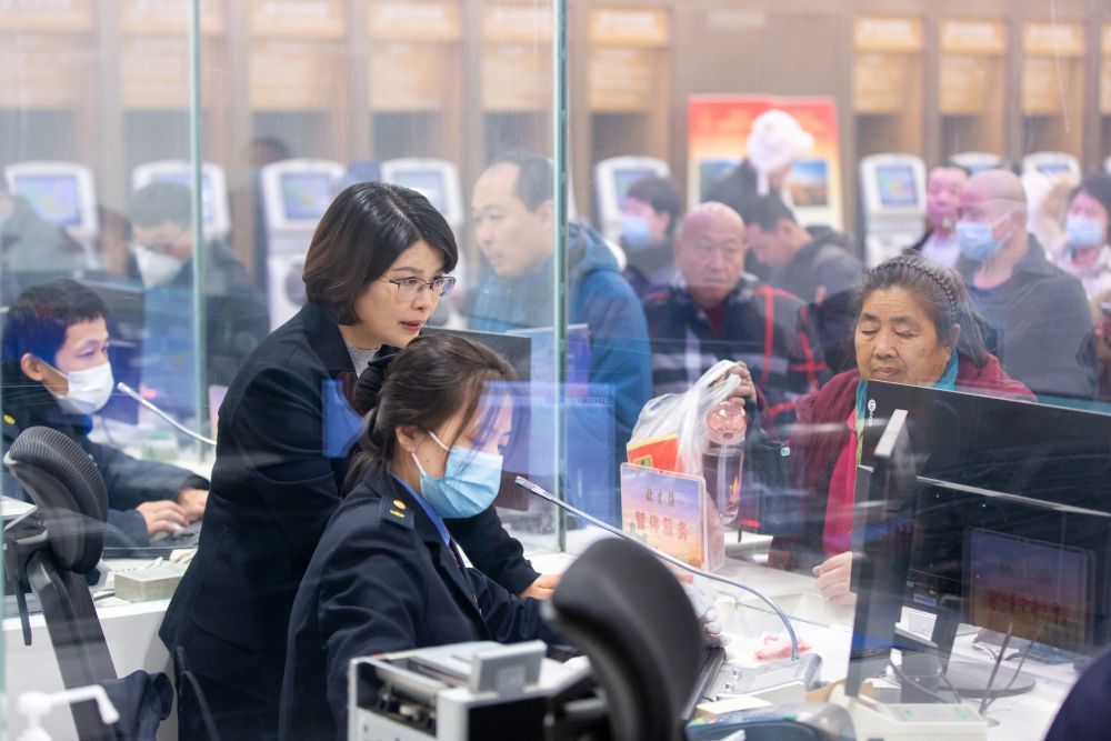 “时代楷模”单杏花用20余年带领团队,将12306中国铁路客票系统建设成全球交易量领先的超大型实时票务系统,以科技创新助力交通强国建设。这是单杏花在北京站调研(资料照片)。