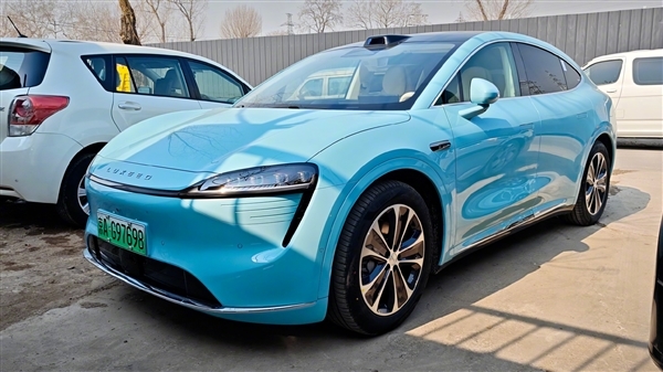 知名博主陈震:智界R7比特斯拉Model Y好出了一台Model 3