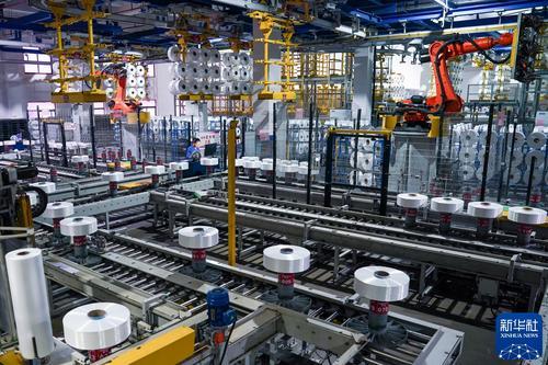 2024年11月1日，工人在昆桐集团江苏嘉通能源有限公司自动化生产车间内工作。新华社记者 李博 摄