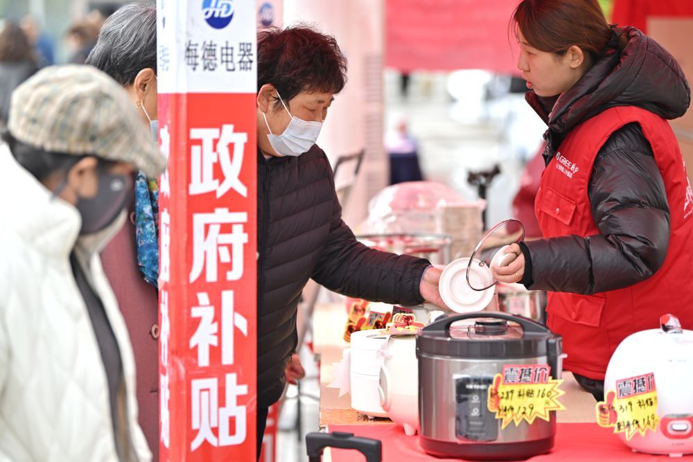 3月28日，天津市北辰区居民在活动现场选购家电。 新华社记者 李然 摄
