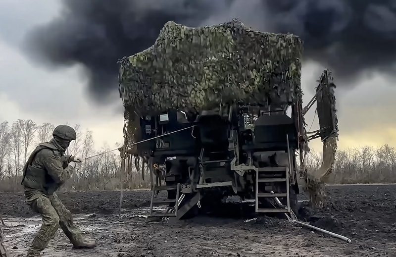 11月18日,乌克兰战场,俄军士兵使用新型152毫米车载自行榴弹炮开火。 IC Photo