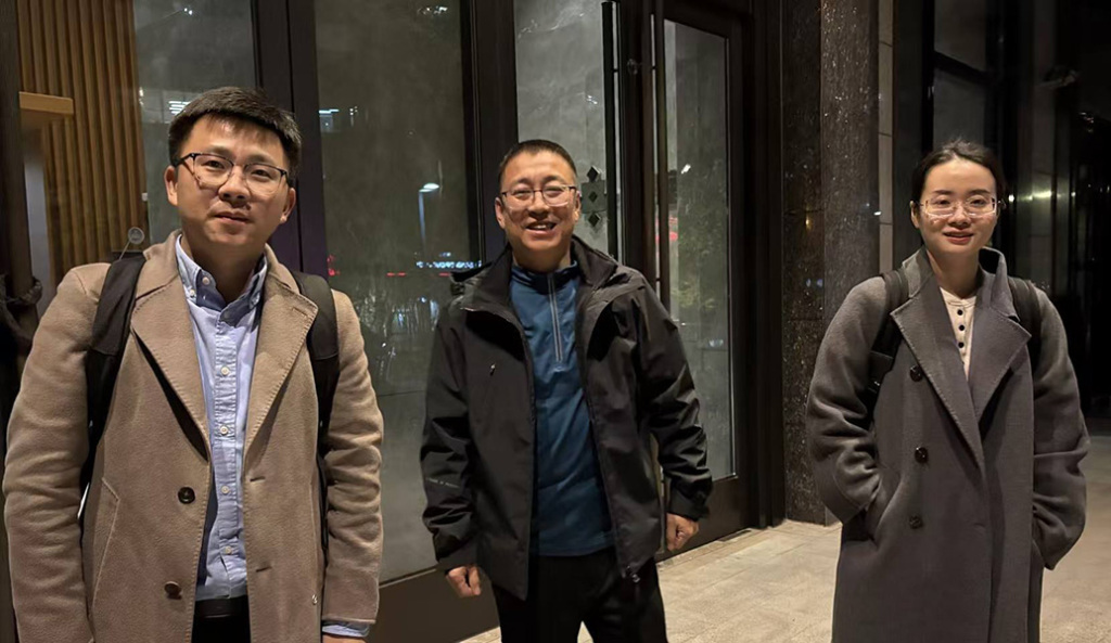 杨铁军(中)与他的两名辩护律师胡佼松(左)、王帝