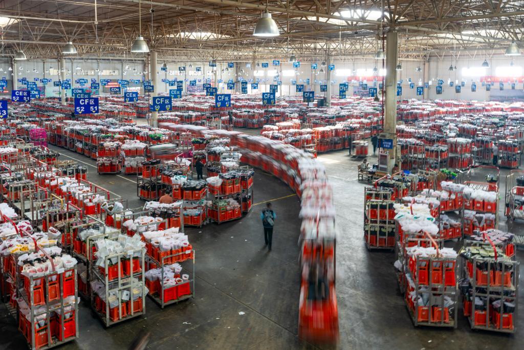 1月22日，台车在昆明国际花卉拍卖交易中心内转运鲜花。新华社记者 陈欣波 摄