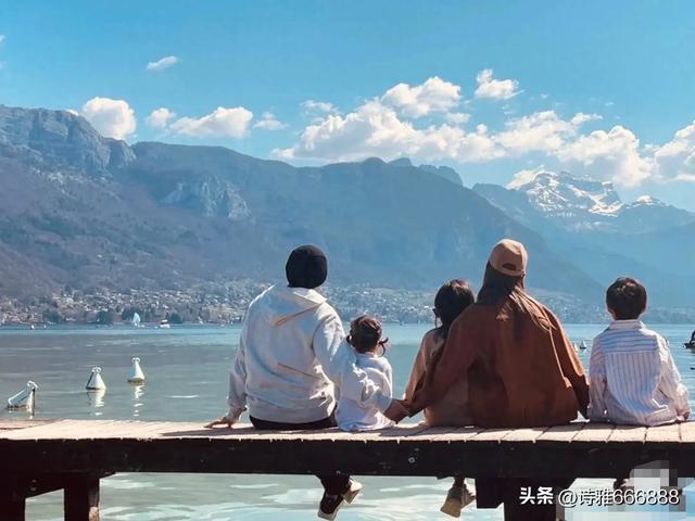 周杰伦老婆昆凌五一假期分享一家五口背影，夫妻手牵手甜度爆表！