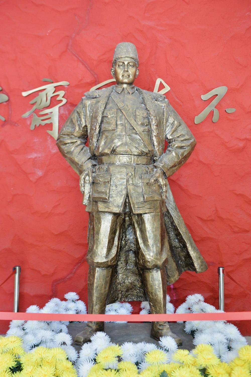 这是7月10日在山东省聊城市莘县马本斋烈士陵园拍摄的马本斋烈士雕像。 新华社记者 崔博文 摄