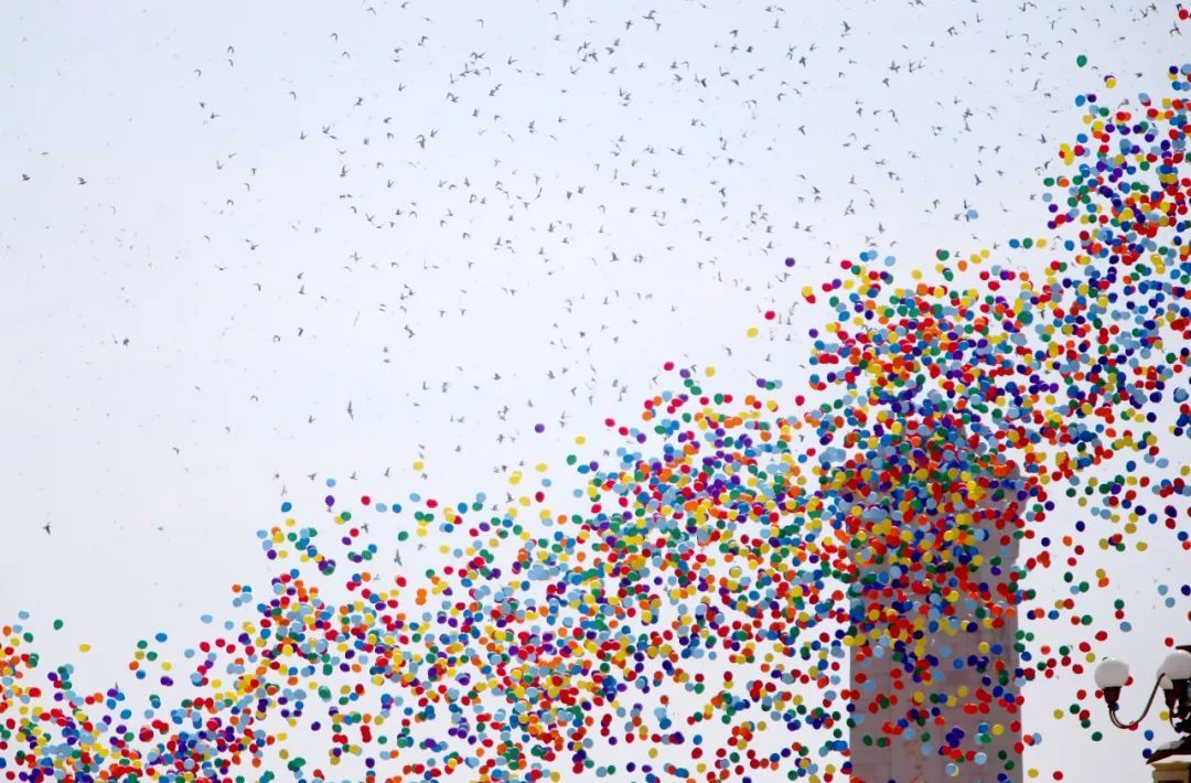 2015年9月3日，中国人民抗日战争暨世界反法西斯战争胜利70周年纪念大会在北京隆重举行。这是纪念大会现场放飞气球和白鸽。新华社记者 张加扬 摄