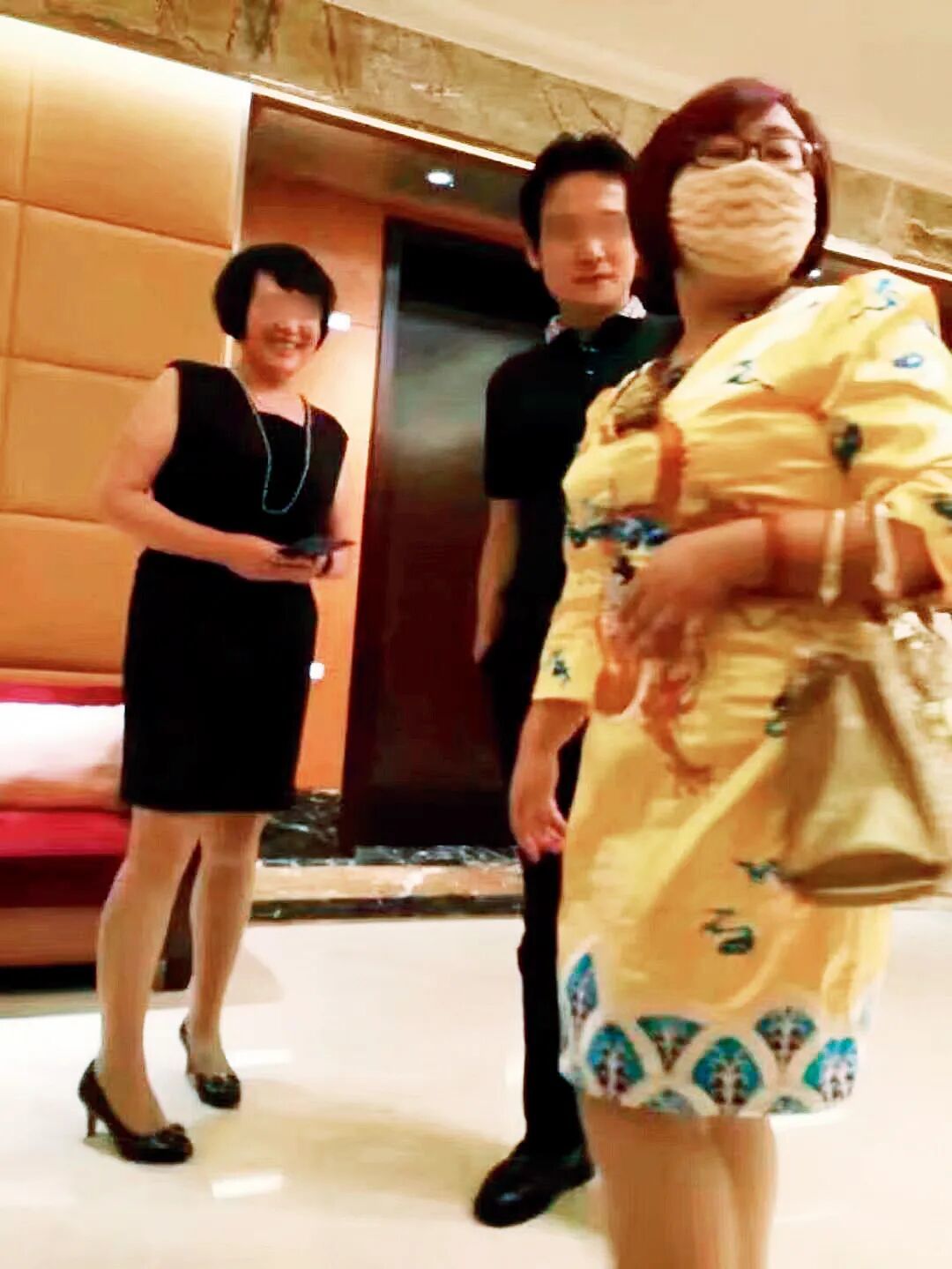 右一戴口罩者为钱志敏(资料图片)