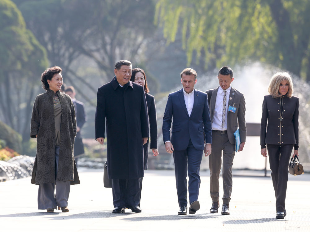 12月5日，国家主席习近平在四川省成都市都江堰同法国总统马克龙进行友好交流。这是两国元首夫妇沿堰功道边走边谈。新华社记者 丁海涛 摄