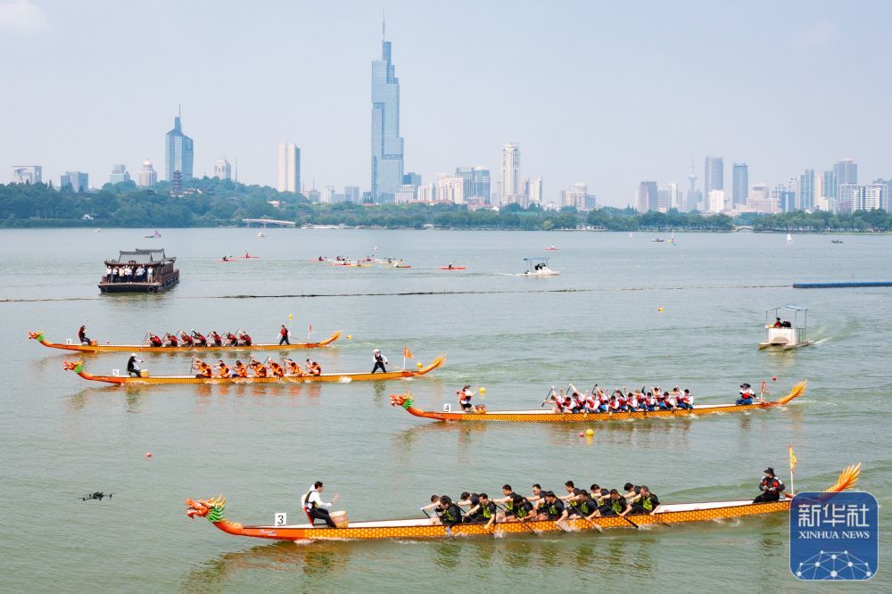 ↑ 5月24日，龙舟队伍在南京玄武湖上竞逐（无人机照片）。新华社发（苏阳摄）