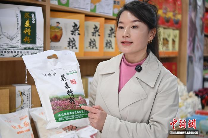 10月下旬,甘肃庆阳,“荞面西施”孙春玲介绍当地小杂粮产品。九美旦增 摄