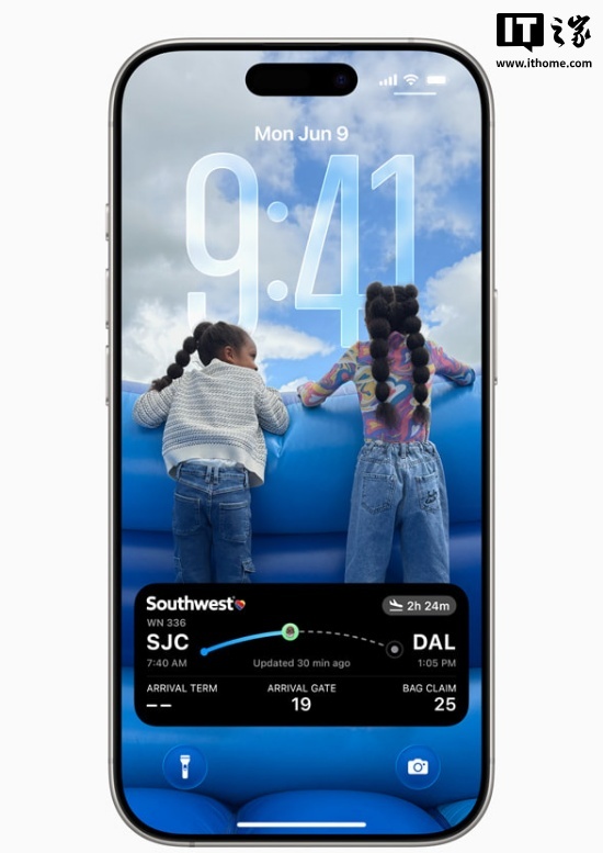 苹果iOS 26正式版推送:全新液态玻璃设计、AI功能改进